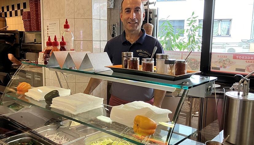 Johann Benham, Betreiber des Kebap und Pizza, hofft auf neue Kunden nach dem Umbau des Wollhauses.
Foto: Jürgen Kümmerle Johann Benham, Betreiber des Kebap und Pizza, hofft auf neue Kunden nach dem Umbau des Wollhauses.
Foto: Jürgen Kümmerle