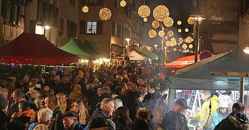 Am Samstagabend gibt es in der Altstadt kaum ein Durchkommen. Der Weihnachtsmarkt ist sehr beliebt.