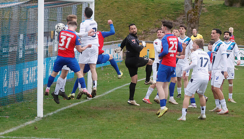 Der Hollenbacher Luke Knapp (links) erzielt per Kopf den Siegtreffer gegen Bissingen.