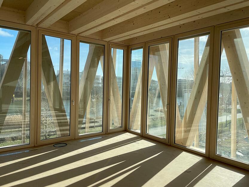 Viel Licht und Holz: So pr&auml;sentiert sich der Neubau der IFH 2.0 in Heilbronn.