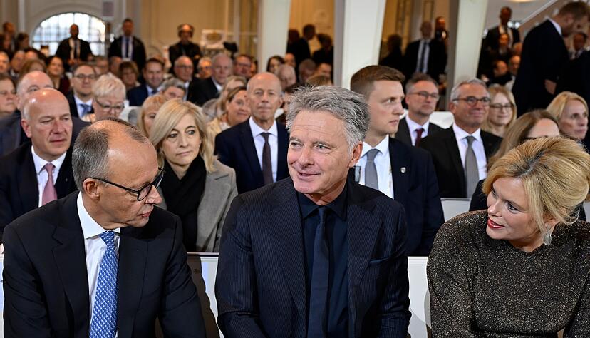 Zum ersten Mal gemeinsam beim Einheitsfest: Bundestagspräsidentin Julia Klöckner (CDU) mit ihrem Lebensgefährten Jörg Pilawa (M.) - im Gespräch mit Bundeskanzler Friedrich Merz (CDU) in der Ludwigskirche.
