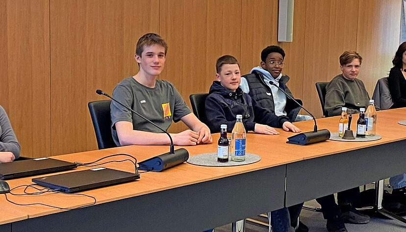 Diese Achtklässler der Weibertreuschule sitzen dort, wo sonst Bürgermeisterin Birgit Hannemann und die Amtsleiter der Stadt Weinsberg Platz nehmen. Diese Achtklässler der Weibertreuschule sitzen dort, wo sonst Bürgermeisterin Birgit Hannemann und die Amtsleiter der Stadt Weinsberg Platz nehmen.