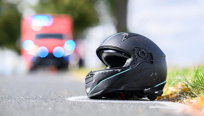 Bei einem Motorradunfall den Helm abzunehmen: Es ist wohl eine der kritischsten Aufgaben, vor der ein Ersthelfer steht. Die Ehrenamtlichen ausgebildeten Helfer vor Ort werden nun nicht mehr zu Verkehrsunf&auml;llen gerufen.