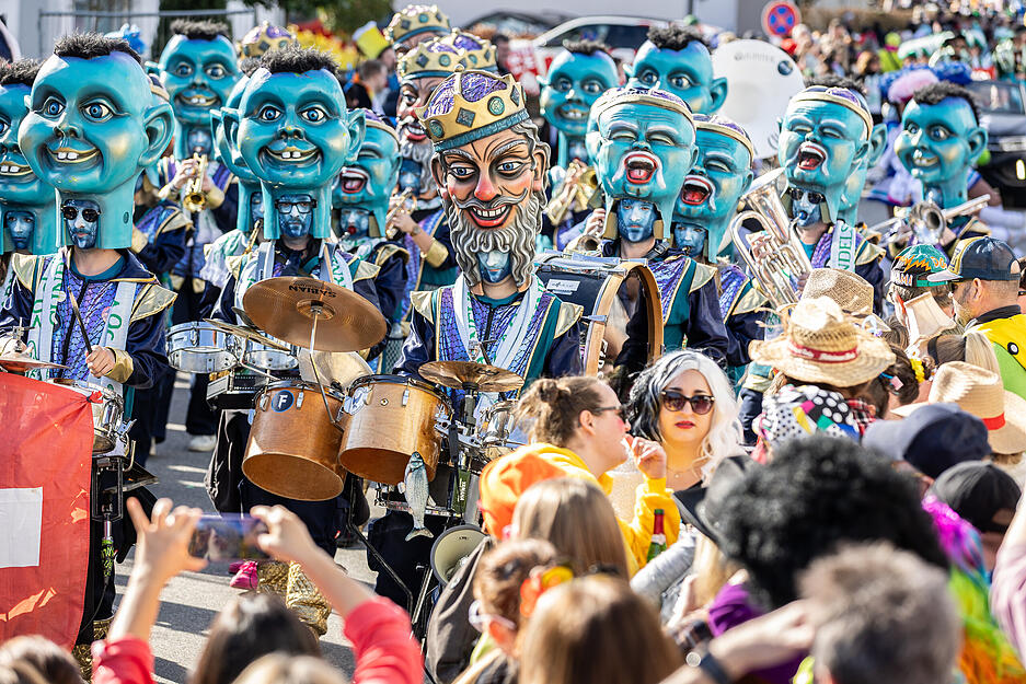 &bdquo;Absolut Fidelia&ldquo; begeistert im M&auml;rz beim Faschingsumzug in Gundelsheim mit t&uuml;rkisblauen Riesenk&ouml;pfen.