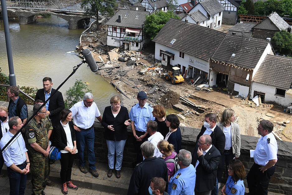 Bundeskanzlerin Angela Merkel (Mitte links) und Malu Dreyer (Mitte rechts,SPD), Ministerpräsidentin von Rheinland-Pfalz, sprechen mit Helfern und Betroffenen bei ihrem Besuch in den vom Hochwasser verwüsteten Schuld bei Bad Neuenahr-Ahrweiler. +++ dpa-Bildfunk +++ Bundeskanzlerin Angela Merkel (Mitte links) und Malu Dreyer (Mitte rechts,SPD), Ministerpräsidentin von Rheinland-Pfalz, sprechen mit Helfern und Betroffenen bei ihrem Besuch in den vom Hochwasser verwüsteten Schuld bei Bad Neuenahr-Ahrweiler. +++ dpa-Bildfunk +++