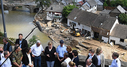 Bundeskanzlerin Angela Merkel (Mitte links) und Malu Dreyer (Mitte rechts,SPD), Ministerpräsidentin von Rheinland-Pfalz, sprechen mit Helfern und Betroffenen bei ihrem Besuch in den vom Hochwasser verwüsteten Schuld bei Bad Neuenahr-Ahrweiler. +++ dpa-Bildfunk +++