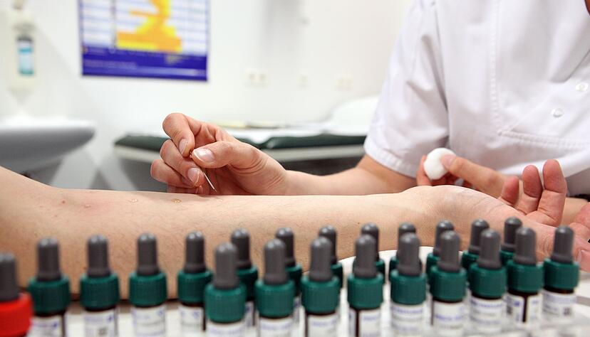 Welche Stoffe versetzen das Immunsystem in Alarmbereitschaft? Antworten darauf liefert ein sogenannter Prick-Test, bei dem Allergene in die Haut eingebracht werden.