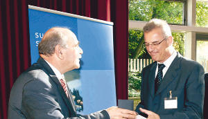 Ivo Gönner (links), Präsident des Städtetags, überreicht die von der Staatlichen Münze geprägte Verdienstmedaille in Gold an Volker Lenz.
          Foto: Dittmar Dirks