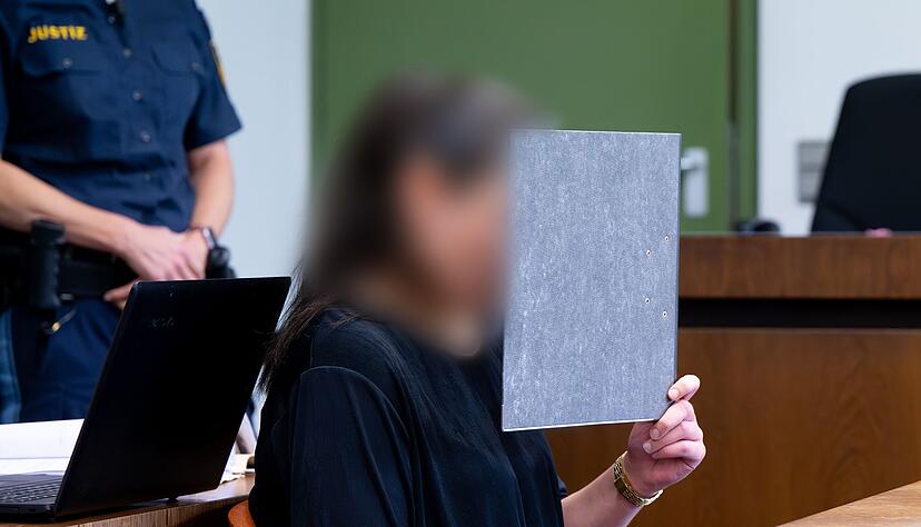 Die junge Frau legte ein Geständnis ab. Die junge Frau legte ein Geständnis ab.