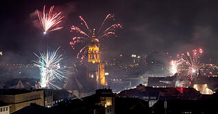 In Heilbronn haben die Menschen das Jahr 2025 mit Feuerwerk begr&uuml;&szlig;t.