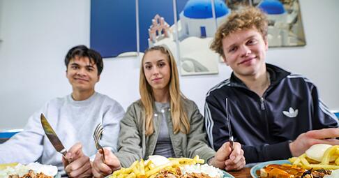 Beliebt auch bei Schülern und Studenten: Der «Taxi-Teller» ist im Trend. Beliebt auch bei Schülern und Studenten: Der «Taxi-Teller» ist im Trend.