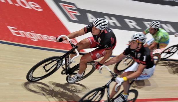 Vorn liegend wechseln Robert Bartko (l) und Robert Bengsch in den letzten Runden. Vorn liegend wechseln Robert Bartko (l) und Robert Bengsch in den letzten Runden.