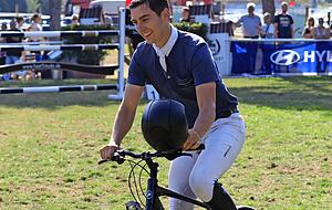 Nach seinem Erfolg machte Lindner auch auf dem Rad eine gute Figur.