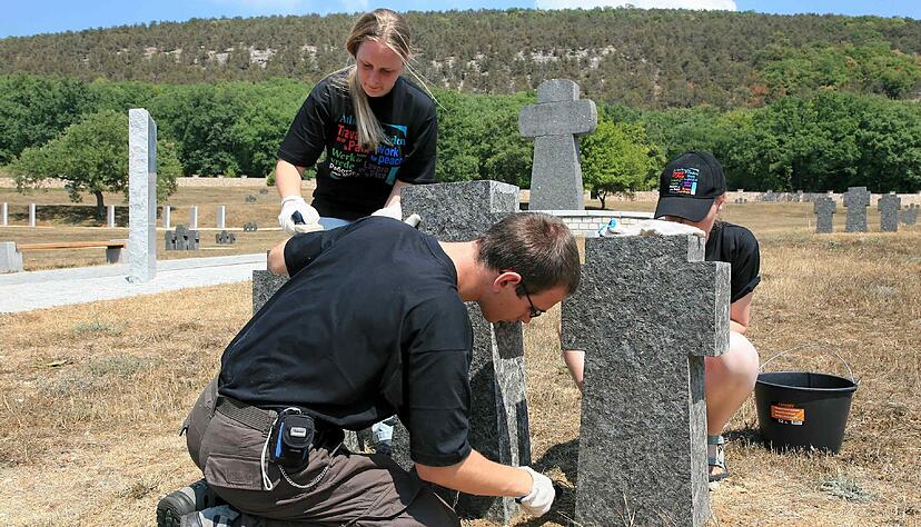 August 2007: Zwei deutsche Jugendliche, die für zwei Wochen in einem Workcamp des Volksbundes Deutsche Kriegsgräberfürsorge auf der Krim arbeiten, reinigen Grabkreuze auf dem deutschen Soldatenfriedhof Gontscharnoye bei Jalta. August 2007: Zwei deutsche Jugendliche, die für zwei Wochen in einem Workcamp des Volksbundes Deutsche Kriegsgräberfürsorge auf der Krim arbeiten, reinigen Grabkreuze auf dem deutschen Soldatenfriedhof Gontscharnoye bei Jalta.