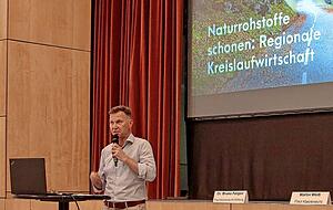 Martin Weiss, Geschäftsführer des Steinbruchs, stellte seine Vision von Kreislaufwirtschaft im Straßenbau vor. Martin Weiss, Geschäftsführer des Steinbruchs, stellte seine Vision von Kreislaufwirtschaft im Straßenbau vor.
