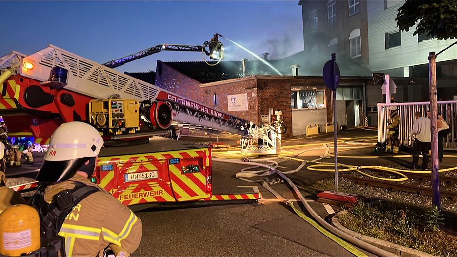 Als die Feuerwehr an der Einsatzstelle eintraf, habe die Halle in vollem Brand gestanden, teilte Frank Zimmermann, stellvertretender Kommandant, mit.