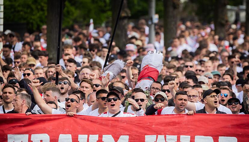 Mit Schlachtrufen näherten sich die Fans dem Stadion.