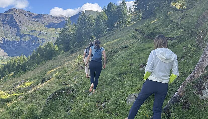 Barfußwanderung oberhalb von Crans-Montana: Dabei nimmt man die Natur besonders intensiv wahr. Barfußwanderung oberhalb von Crans-Montana: Dabei nimmt man die Natur besonders intensiv wahr.