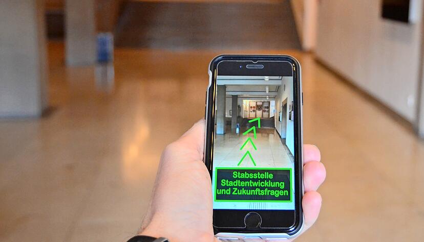 Wem die Wegweiser im Rathaus oder anderen &ouml;ffentlichen Geb&auml;uden nicht reichen, der kann k&uuml;nftig mit einer Handy-App zum richtigen Amt finden. Foto: Christian Gleichauf