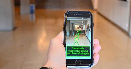 Wem die Wegweiser im Rathaus oder anderen &ouml;ffentlichen Geb&auml;uden nicht reichen, der kann k&uuml;nftig mit einer Handy-App zum richtigen Amt finden. Foto: Christian Gleichauf