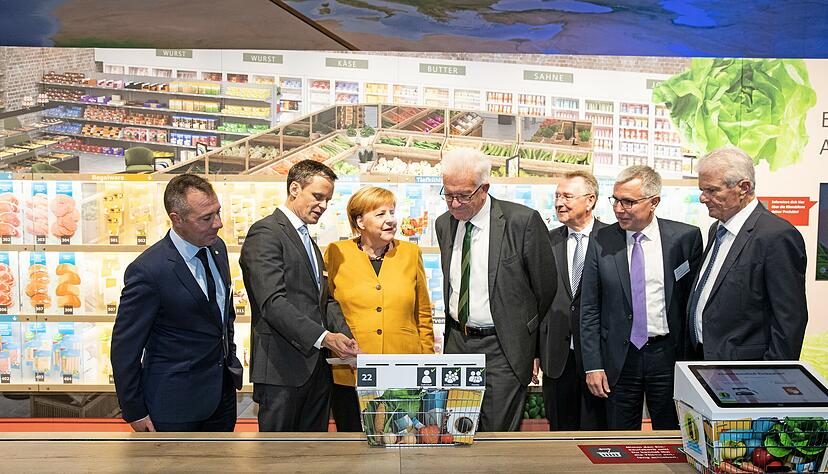 Zusammengestellt von Archiv und Dokumentation der Heilbronner Stimme 
Bundeskanzlerin Angela Merkel eröffnet 2019 die Klima-Arena in Sinsheim.  Merkel und Winfried Kretschmann lassen sich von dem zukünftigen Vorstand der Klimastiftung für Bürger, Bernd Welz (Zweiter von links), den Klimasupermarkt erklären.