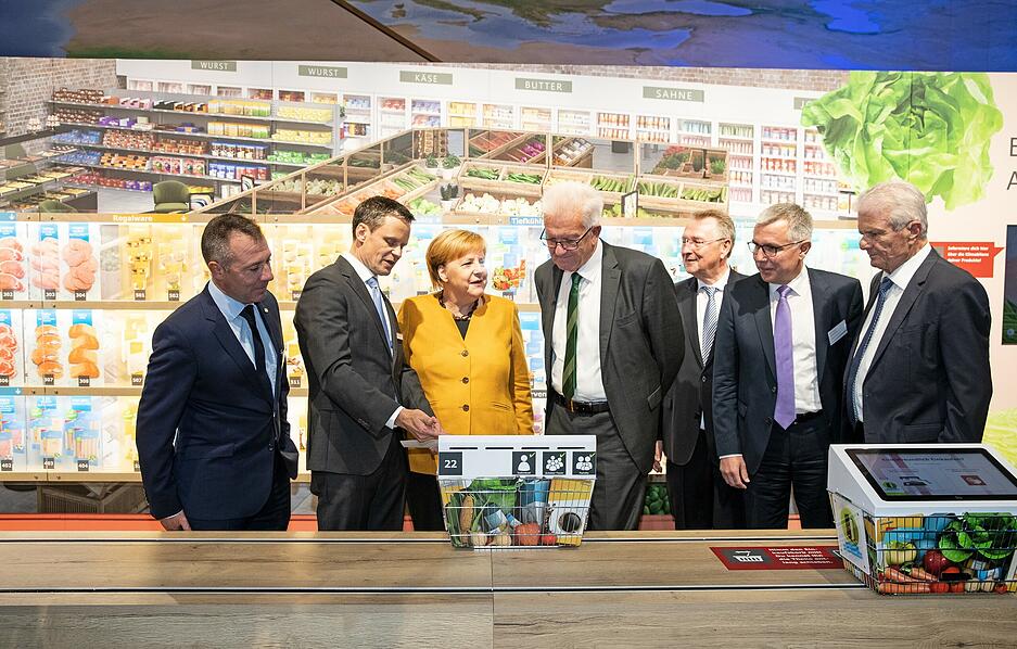 Zusammengestellt von Archiv und Dokumentation der Heilbronner Stimme 
Bundeskanzlerin Angela Merkel eröffnet 2019 die Klima-Arena in Sinsheim.  Merkel und Winfried Kretschmann lassen sich von dem zukünftigen Vorstand der Klimastiftung für Bürger, Bernd Welz (Zweiter von links), den Klimasupermarkt erklären.