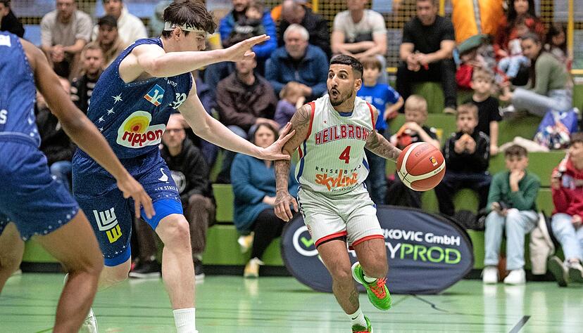 Stilianos Eleftheriadis misst 1,63 Meter − und spielt dennoch erfolgreich Basketball. Der Kapitän der Heilbronn Reds ist für viele Kinder ein Vorbild.
Foto: Andreas Veigel Stilianos Eleftheriadis misst 1,63 Meter − und spielt dennoch erfolgreich Basketball. Der Kapitän der Heilbronn Reds ist für viele Kinder ein Vorbild.
Foto: Andreas Veigel