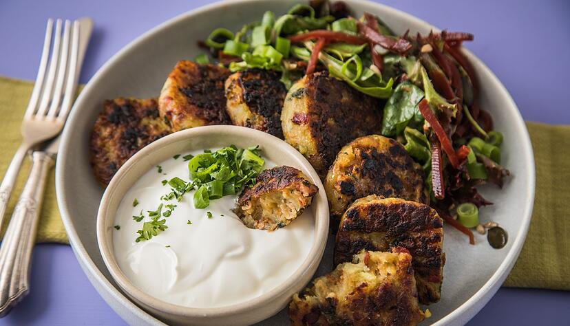 Die herzhaften und krossen Kartoffelpl&auml;tzchen werden mit griechischem Joghurt serviert.