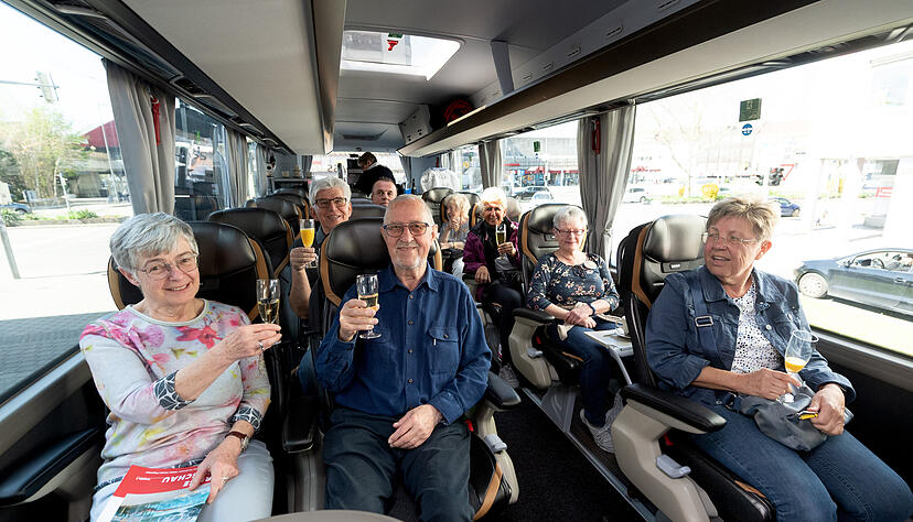 Eigentlich könnte es gleich losgehen: Messebesucher beim Probesitzen im Reisebus. Eigentlich könnte es gleich losgehen: Messebesucher beim Probesitzen im Reisebus.