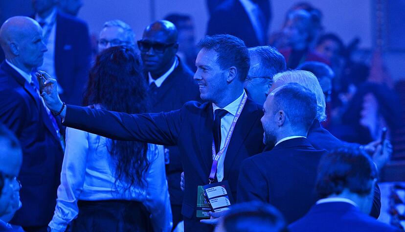 Julian Nagelsmann unterhält sich im Saal bei der WM-Auslosung. Julian Nagelsmann unterhält sich im Saal bei der WM-Auslosung.