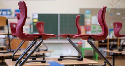 14.01.2021, Baden-Württemberg, Stuttgart: Stühle stehen in einem Klassenzimmer einer ersten Klasse der Marienschule auf Tischen. (zu dpa «Kretschmann: Öffnung von Kitas und Grundschulen wahrscheinlich») Foto: Marijan Murat/dpa +++ dpa-Bildfunk +++