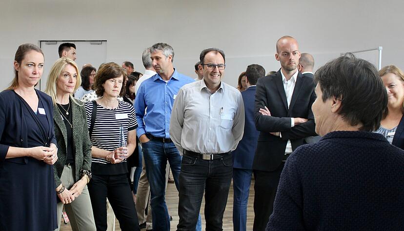 Johanna Pabst (vorne rechts) vom Künzelsauer Innovations- und Digitalisierungsmotivator hfcon erklärt interessierten Unternehmensvertretern, wie der Einstieg in die Welt der künstlichen Intelligenz gelingt.
Foto: Nadine König Johanna Pabst (vorne rechts) vom Künzelsauer Innovations- und Digitalisierungsmotivator hfcon erklärt interessierten Unternehmensvertretern, wie der Einstieg in die Welt der künstlichen Intelligenz gelingt.
Foto: Nadine König