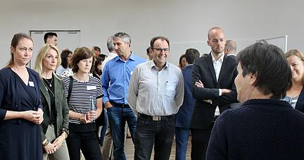 Johanna Pabst (vorne rechts) vom K&uuml;nzelsauer Innovations- und Digitalisierungsmotivator hfcon erkl&auml;rt interessierten Unternehmensvertretern, wie der Einstieg in die Welt der k&uuml;nstlichen Intelligenz gelingt.
Foto: Nadine K&ouml;nig