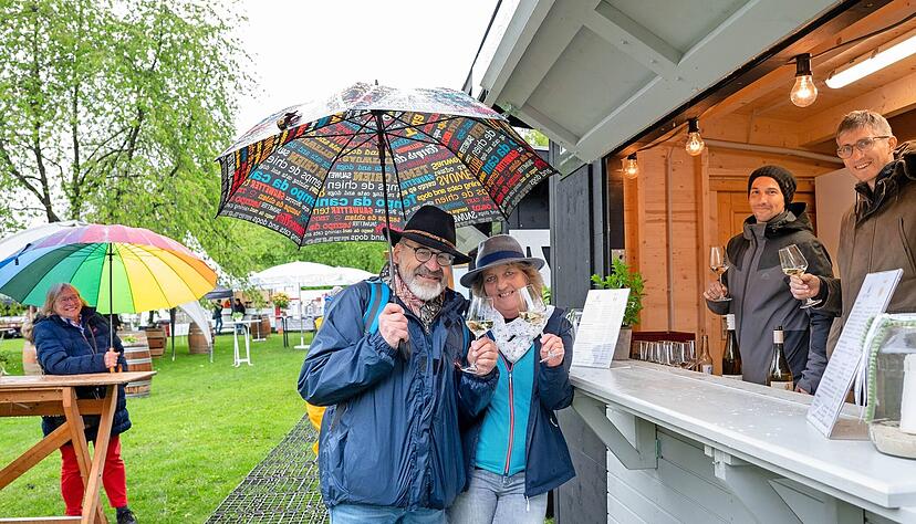 Ohne Regenschirm ging nichts am Freitag  bei Wein am See am Breitenauer See.