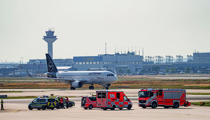 Einsatz in Frankfurt: Polizei und der Flughafenfeuerwehr mussten sich vor rund zwei Wochen mit den Klima-Aktivisten besch&auml;ftigen.