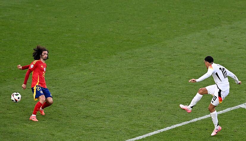 Cucurellas berühmtes Handspiel: Nach einem Bericht der UEFA-Schiedsrichterkommission hätte es in dieser vieldiskutierten Szene des EM-Viertelfinals Elfmeter für Deutschland geben müssen.
