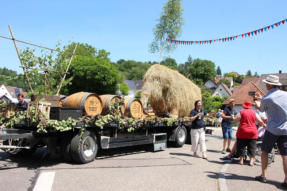 Ein Mammut aus Heu, das vom örtlichen Mammutstüble kreiert wurde. Das Stüble feiert ebenso wie der ganze Ort Bieringen ein Jubiläum: Es existiert sei 25 Jahren.