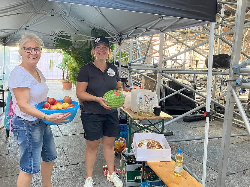 Lilo Just-Thau und Fiona Espert sorgen f&uuml;r die Verpflegung der Helfer.