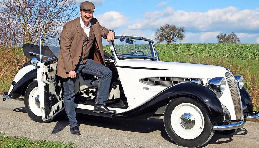 Ist stolz auf seine historische Besonderheit: Jan Schmidt. In m&uuml;hevoller Detailarbeit hat er einen BMW 329 Heilbronner Ursprungs von 1937 restauriert.Fotos: Andreas Veigel