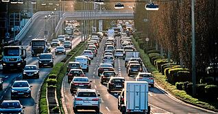 Auch wenn die Deutschen im vergangenen Jahr im Schnitt 43 Stunden im Stau standen, kommt ein Verzicht auf das Auto für die große Mehrheit nicht in Frage.