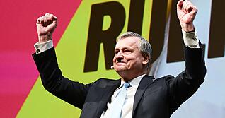 Hans-Ulrich Rülke, Landesvorsitzender der FDP Baden-Württemberg, gestikuliert beim traditionellen Dreikönigstreffen der FDP im Opernhaus nach seiner Rede. Hans-Ulrich Rülke, Landesvorsitzender der FDP Baden-Württemberg, gestikuliert beim traditionellen Dreikönigstreffen der FDP im Opernhaus nach seiner Rede.