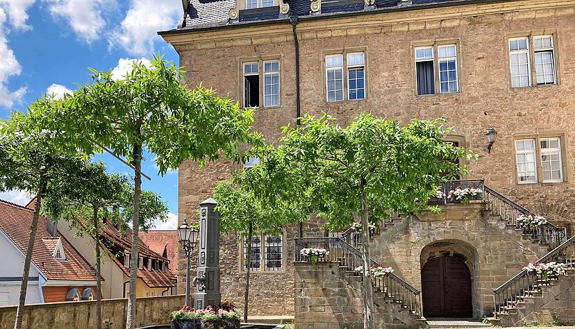Der Schlossinnenhof von Öhringen ist schön. Abends und nachts ist er die vergangenen Monate aber zunehmend zum Sammelpunkt einer Clique geworden. Die Anwohner beschweren sich über Lärm, Belästigungen und Müll.
Foto: Yvonne Tscherwitschke Der Schlossinnenhof von Öhringen ist schön. Abends und nachts ist er die vergangenen Monate aber zunehmend zum Sammelpunkt einer Clique geworden. Die Anwohner beschweren sich über Lärm, Belästigungen und Müll.
Foto: Yvonne Tscherwitschke