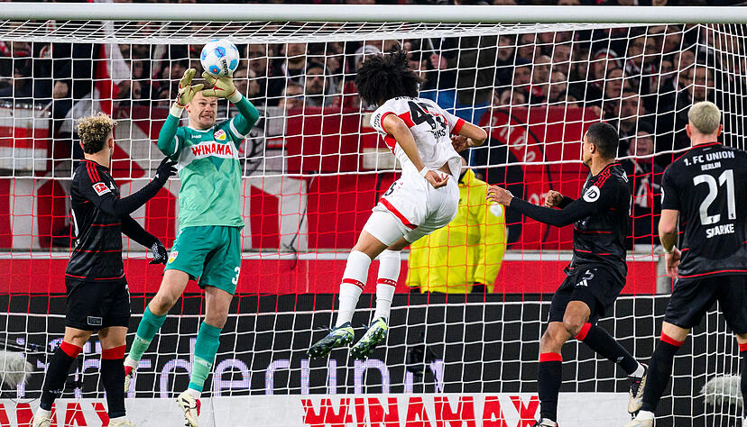 Fausten wäre besser gewesen: Alexander Nübel kann das 0:1 nicht verhindern. Fausten wäre besser gewesen: Alexander Nübel kann das 0:1 nicht verhindern.
