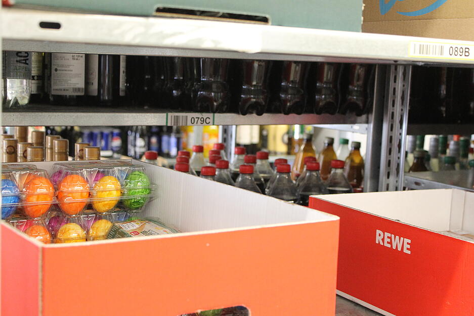 Lebensmittel stehen im Hub griffbereit zur Auslieferung bereit. Lebensmittel stehen im Hub griffbereit zur Auslieferung bereit.