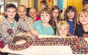 Die Architekten spendierten den jüngsten Gaffenbergbesuchern einen bunt gedeckten Schokoladenschlüssel zum Aufessen.Fotos: Mario Berger Die Architekten spendierten den jüngsten Gaffenbergbesuchern einen bunt gedeckten Schokoladenschlüssel zum Aufessen.Fotos: Mario Berger