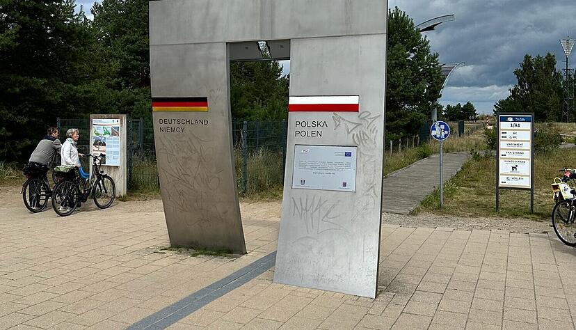 Die Grenze zwischen Deutschland und Polen zwischen dem Seebad Ahlbeck und Swinemünde wird von dieser Skulptur markiert.