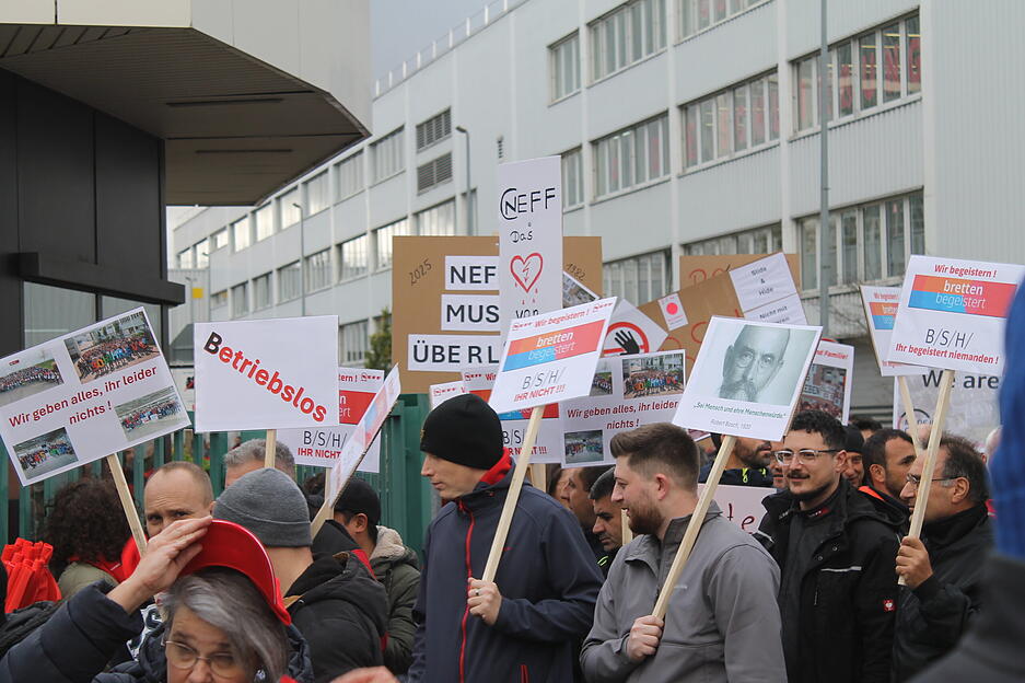 Starker Zusammenhalt: Mitarbeiter, Familien und Unterstützer zeigen Solidarität. Starker Zusammenhalt: Mitarbeiter, Familien und Unterstützer zeigen Solidarität.
