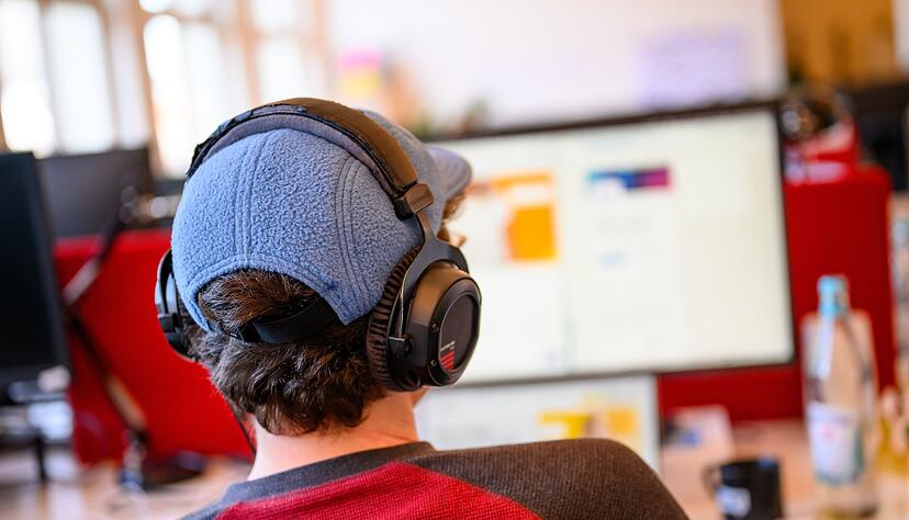 F&uuml;hlen sich Kolleginnen gest&ouml;rt, leidet die Arbeitsleistung oder gibt es vielleicht sogar Sicherheitsbedenken? Ist die Antwort nein, sollte Musik am Arbeitsplatz erst mal kein Problem sein.