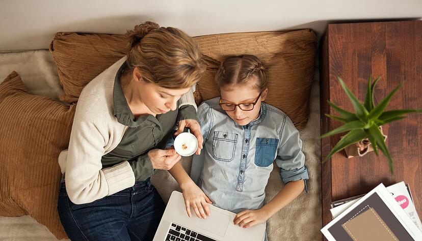 Eltern sollten ihren Kindern vermitteln, dass im digitalen Raum die gleiche Höflichkeit, der gleiche Respekt und die gleiche Rücksicht wie im realen Leben gelten. Eltern sollten ihren Kindern vermitteln, dass im digitalen Raum die gleiche Höflichkeit, der gleiche Respekt und die gleiche Rücksicht wie im realen Leben gelten.