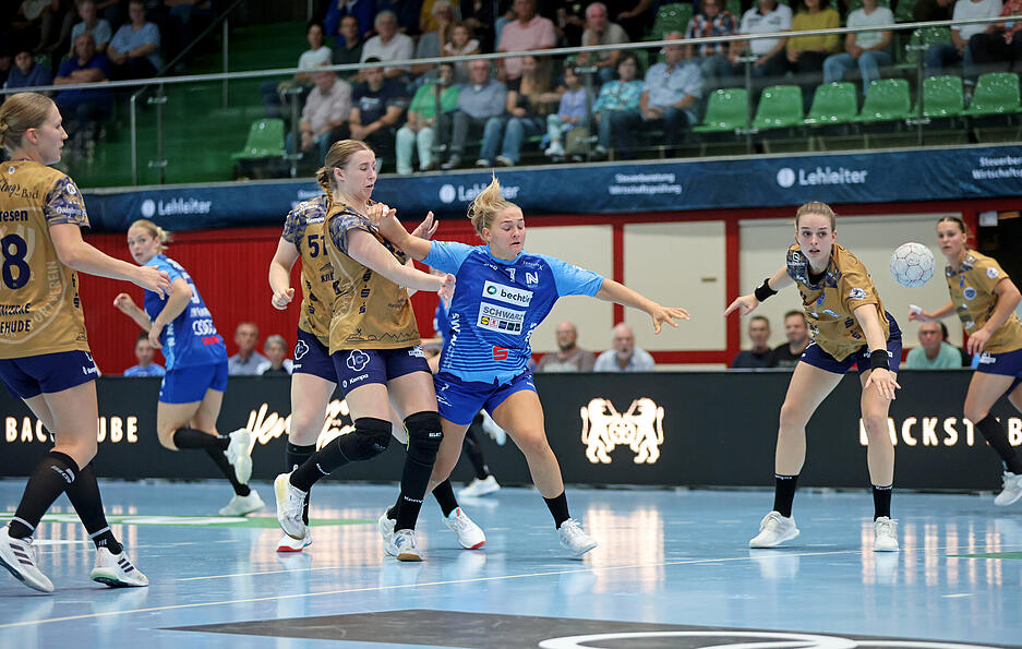 Angunn Gudmestad beim Wurf im Duell mit Jolina Huhnstock